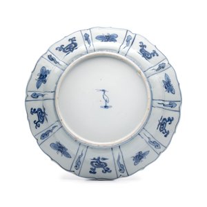 A Chinese blue and white 'Grasshopper and Butterfly' plate — 照片 2