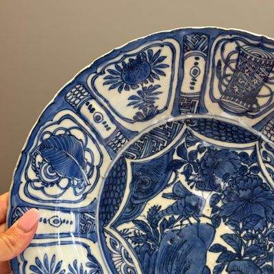 A Chinese blue and white 'Grasshopper' dish — photo 3