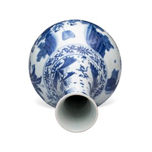 A Chinese blue and white 'Jiao You Dian Hua 郊遊点化' bottle vase — photo 5