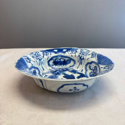 A Chinese blue and white 'Klapmuts' bowl with a bird of prey — photo 1