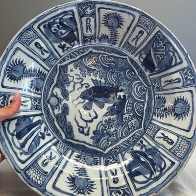 A Chinese blue and white 'Leaping Carp' dish — 照片 1