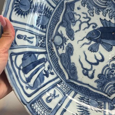 A Chinese blue and white 'Leaping Carp' dish — 照片 2