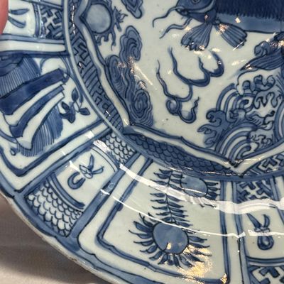 A Chinese blue and white 'Leaping Carp' dish — 照片 3