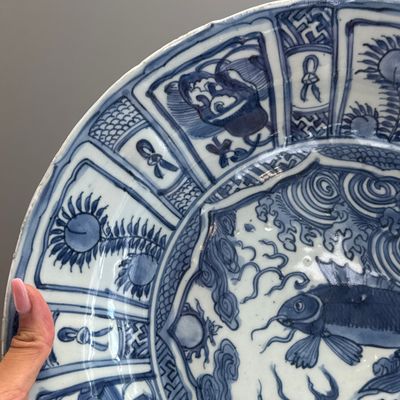 A Chinese blue and white 'Leaping Carp' dish — 照片 4