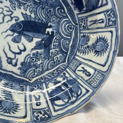 A Chinese blue and white 'Leaping Carp' dish — 照片 6