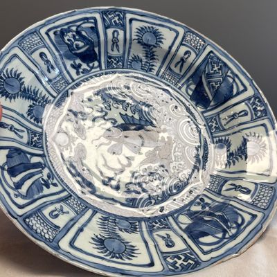 A Chinese blue and white 'Leaping Carp' dish — 照片 7