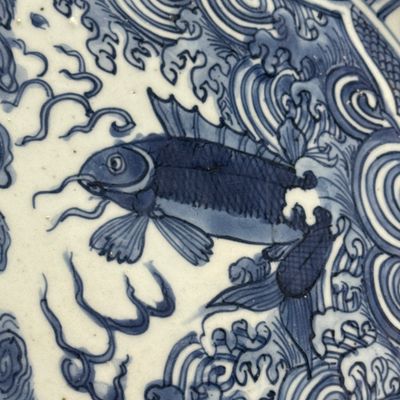 A Chinese blue and white 'Leaping Carp' dish — 照片 8