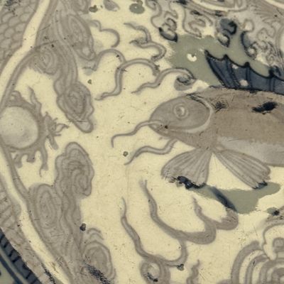 A Chinese blue and white 'Leaping Carp' dish — 照片 9