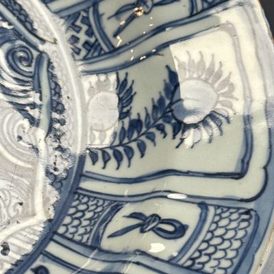 A Chinese blue and white 'Leaping Carp' dish — 照片 10