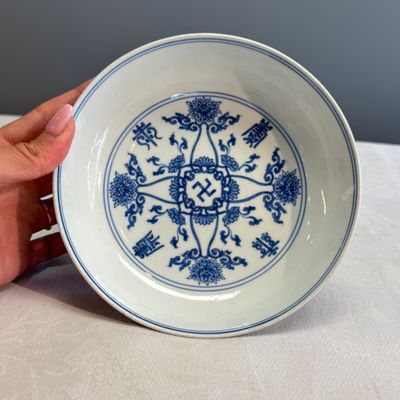 A Chinese blue and white 'Longevity 萬壽' plate — foto 1