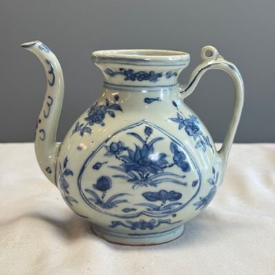 A Chinese blue and white 'Lotus Pond' ewer — photo 1
