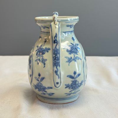 A Chinese blue and white 'Lotus Pond' ewer — photo 3