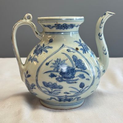 A Chinese blue and white 'Lotus Pond' ewer — photo 4