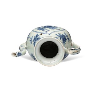 A Chinese blue and white 'Lotus Pond' ewer — photo 6