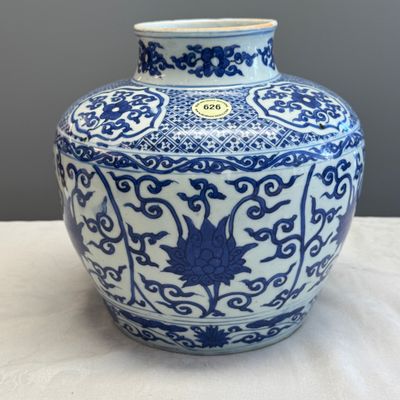 A Chinese blue and white 'Lotus Scroll' jar — photo 1