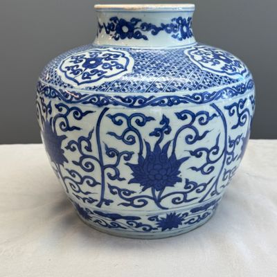 A Chinese blue and white 'Lotus Scroll' jar — photo 3