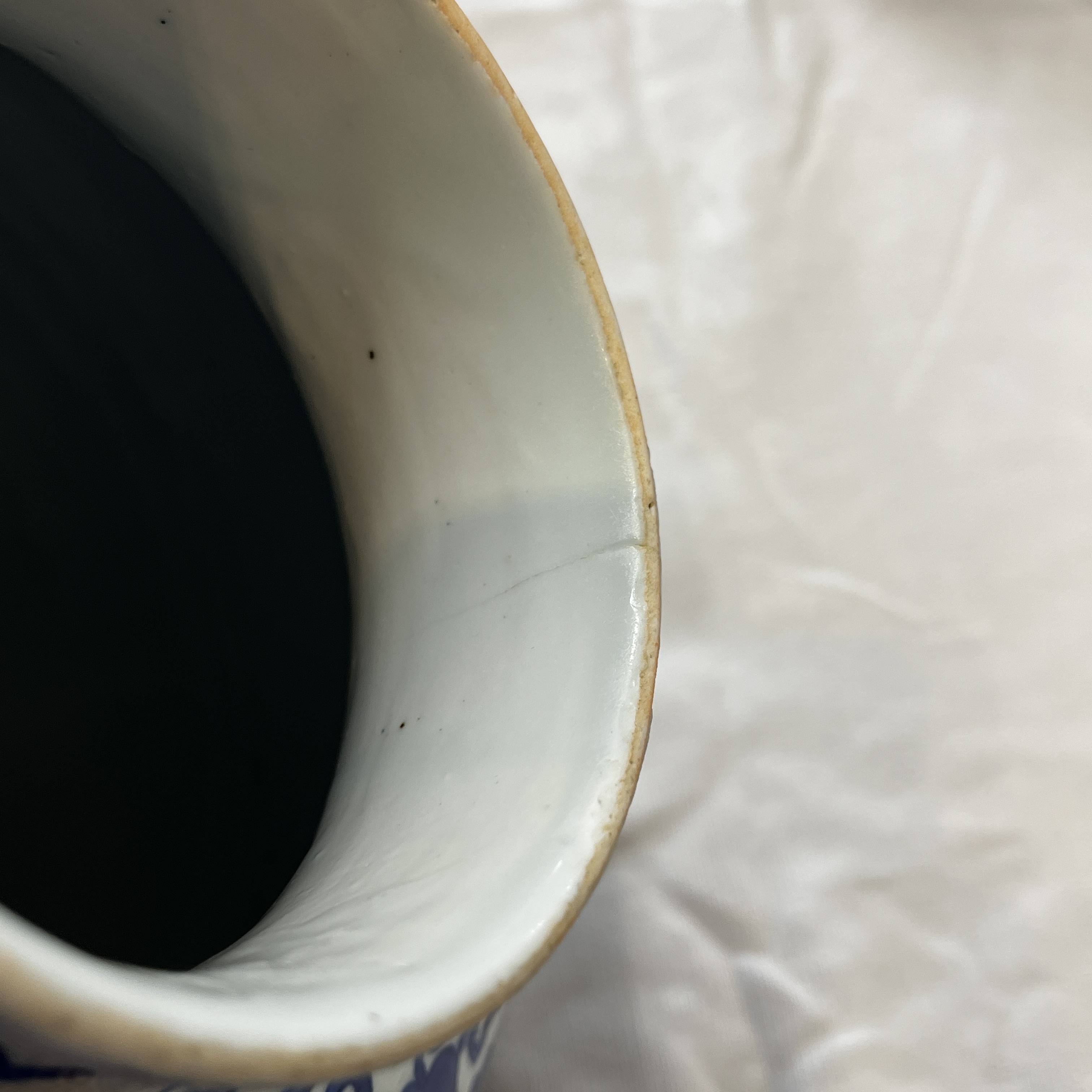 A Chinese blue and white 'Lotus Scroll' jar — photo 25
