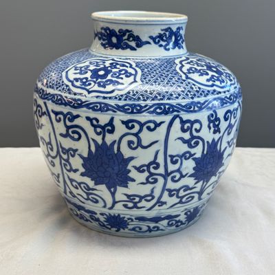 A Chinese blue and white 'Lotus Scroll' jar — photo 4