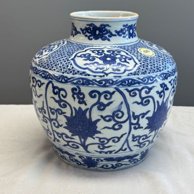 A Chinese blue and white 'Lotus Scroll' jar — photo 5