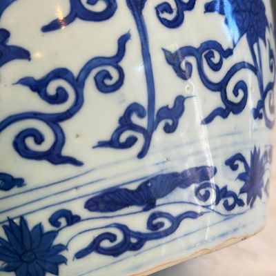 A Chinese blue and white 'Lotus Scroll' jar — photo 7