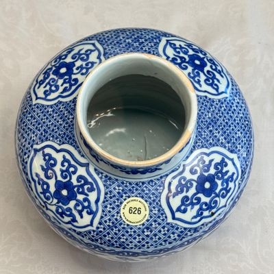 A Chinese blue and white 'Lotus Scroll' jar — photo 9