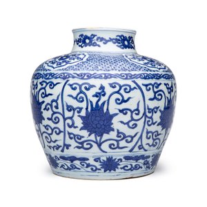A Chinese blue and white 'Lotus Scroll' jar — photo 4