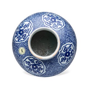 A Chinese blue and white 'Lotus Scroll' jar — photo 6