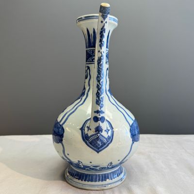A Chinese blue and white 'Magic Fountain' ewer — photo 2