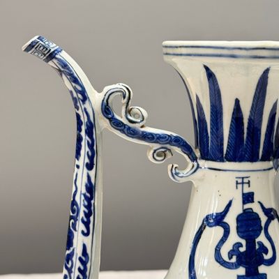 A Chinese blue and white 'Magic Fountain' ewer — foto 2