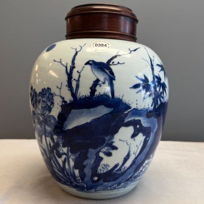 A Chinese blue and white 'Magpies among Peonies' jar with wooden cover — foto 1