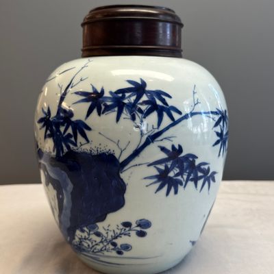 A Chinese blue and white 'Magpies among Peonies' jar with wooden cover — foto 2