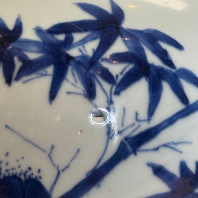 A Chinese blue and white 'Magpies among Peonies' jar with wooden cover — foto 3