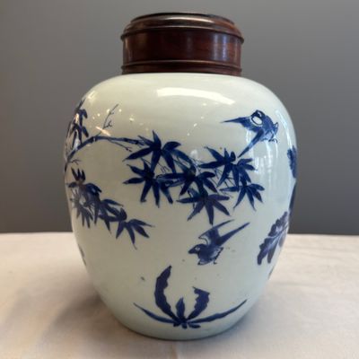 A Chinese blue and white 'Magpies among Peonies' jar with wooden cover — foto 4