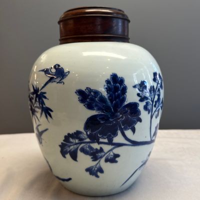 A Chinese blue and white 'Magpies among Peonies' jar with wooden cover — foto 5