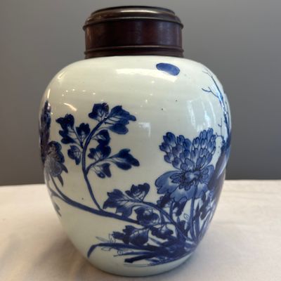 A Chinese blue and white 'Magpies among Peonies' jar with wooden cover — foto 6