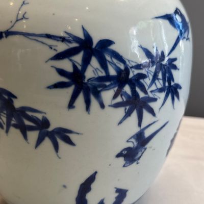 A Chinese blue and white 'Magpies among Peonies' jar with wooden cover — foto 9