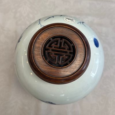 A Chinese blue and white 'Magpies among Peonies' jar with wooden cover — foto 11
