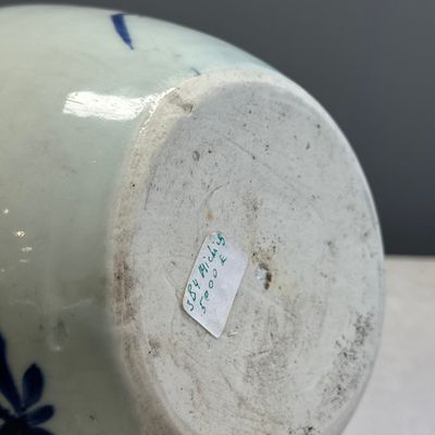 A Chinese blue and white 'Magpies among Peonies' jar with wooden cover — foto 23