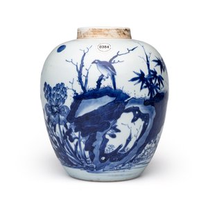 A Chinese blue and white 'Magpies among Peonies' jar with wooden cover — foto 2