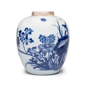 A Chinese blue and white 'Magpies among Peonies' jar with wooden cover — foto 5