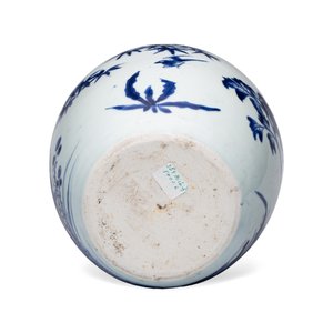 A Chinese blue and white 'Magpies among Peonies' jar with wooden cover — foto 7