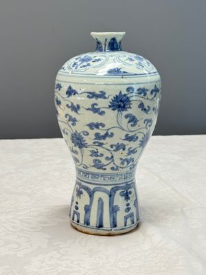 A Chinese blue and white 'Meiping' vase with lotus scrolls — photo 1