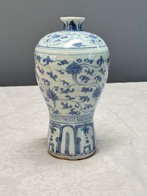 A Chinese blue and white 'Meiping' vase with lotus scrolls — photo 2