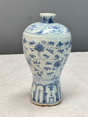 A Chinese blue and white 'Meiping' vase with lotus scrolls — photo 3