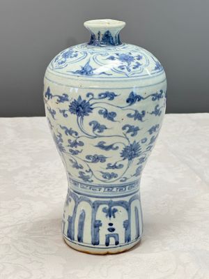 A Chinese blue and white 'Meiping' vase with lotus scrolls — photo 4