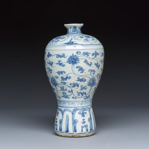 A Chinese blue and white 'Meiping' vase with lotus scrolls — photo 1