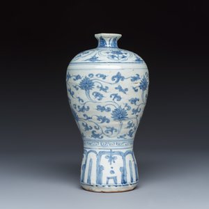 A Chinese blue and white 'Meiping' vase with lotus scrolls — photo 2