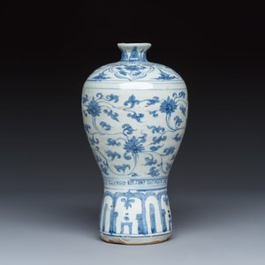 A Chinese blue and white 'Meiping' vase with lotus scrolls — photo 3