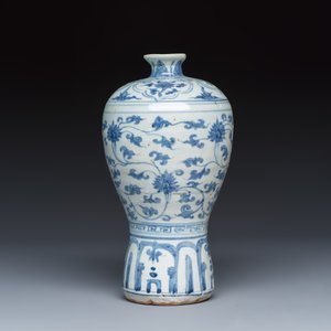 A Chinese blue and white 'Meiping' vase with lotus scrolls — photo 4