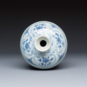 A Chinese blue and white 'Meiping' vase with lotus scrolls — photo 5